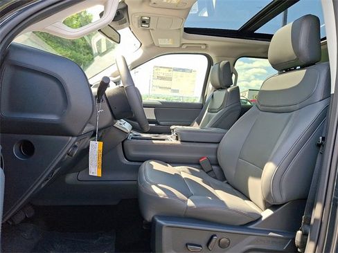 New 2025 Ford Expedition Active image 9