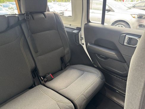 Used 2025 Jeep Wrangler Sahara image 34