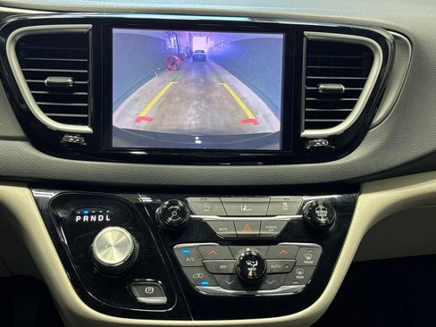 Used 2022 Chrysler Pacifica Touring-L FWD image 15