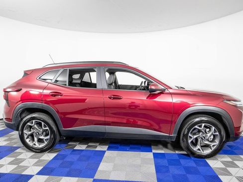 Used 2025 Chevrolet Trax LT w/ LT Convenience Package image 4