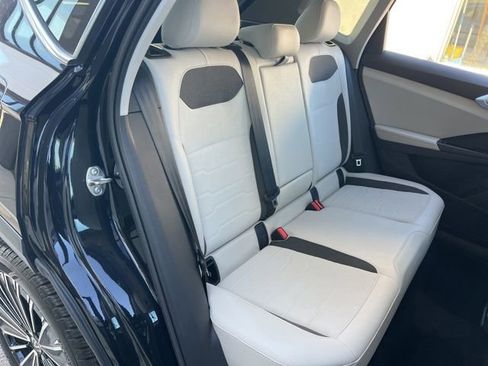 Certified 2025 Volkswagen Taos SE image 36