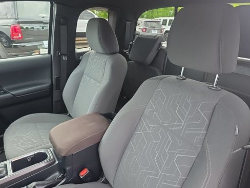 Used 2017 Toyota Tacoma TRD Sport w/ Premium & Technology Package AWD/4WD image 13