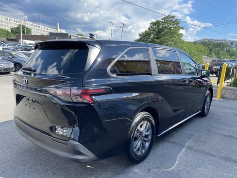 Certified 2024 Toyota Sienna LE AWD/4WD image 8