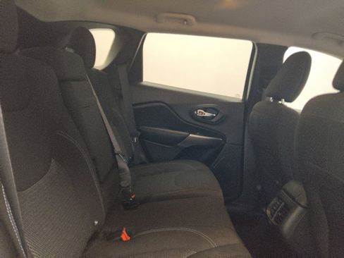 Used 2019 Jeep Cherokee Latitude w/ Popular Appearance Group FWD image 19