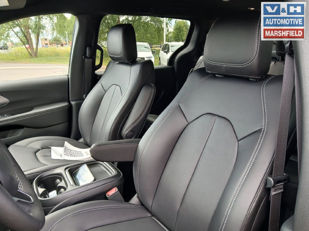 New 2027 Chrysler Pacifica Select FWD image 13