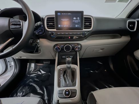 Used 2022 Hyundai Venue SEL image 25