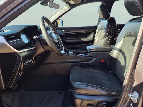 Used 2025 Jeep Grand Cherokee L Altitude image 12