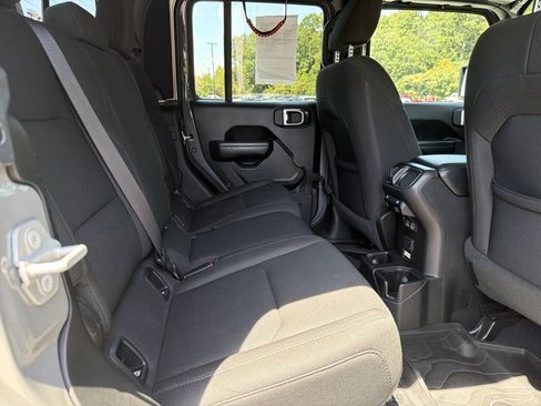 Used 2021 Jeep Gladiator Sport AWD/4WD image 18