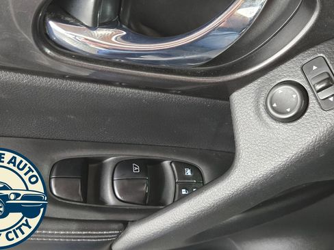 Used 2019 Nissan Rogue SV image 23