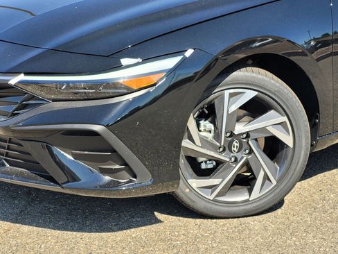 New 2025 Hyundai Elantra SEL image 11
