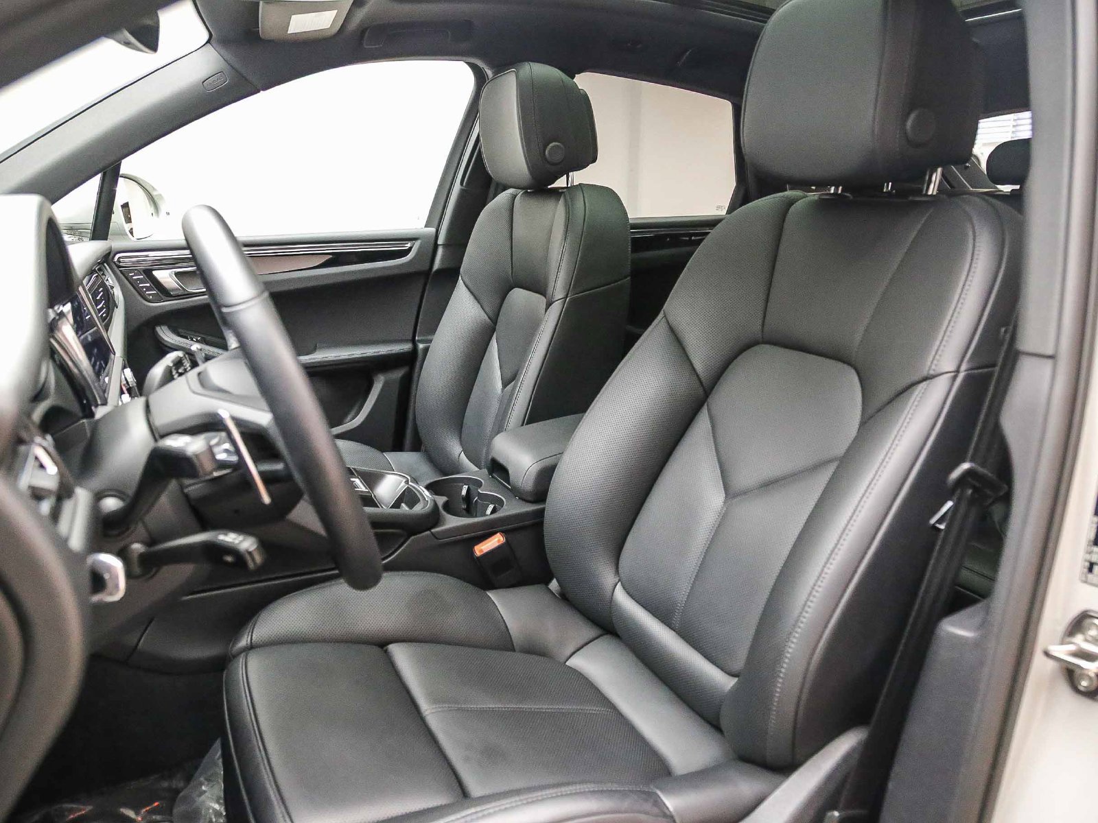 Certified 2026 Porsche Macan AWD/4WD image 10
