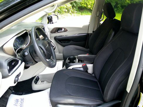 Used 2018 Chrysler Pacifica Touring Plus w/ Tire & Wheel Group image 39