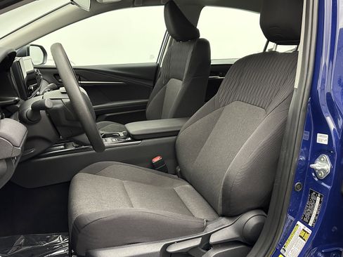 Used 2025 Toyota Camry LE image 12