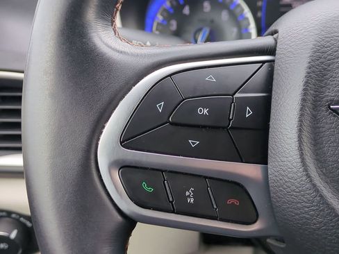 Used 2018 Chrysler Pacifica Touring-L image 24