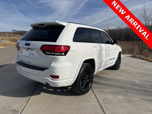 Used 2022 Jeep Grand Cherokee Laredo X image 4