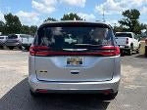 Used 2021 Chrysler Pacifica Touring-L w/ Premium & Safety Sphere Group FWD image 4