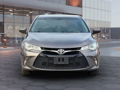 Used 2017 Toyota Camry SE w/ Moonroof Package FWD image 4
