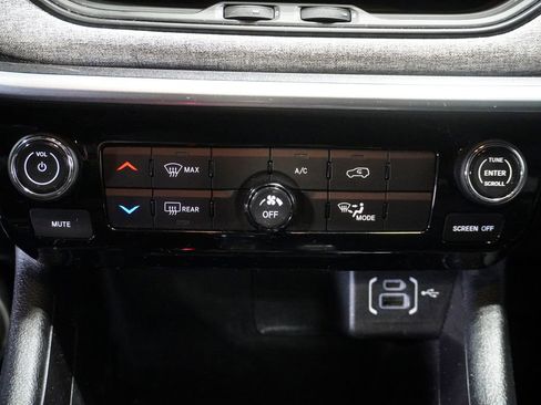 Used 2023 Jeep Compass Latitude image 18