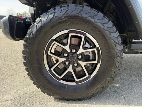 Used 2025 Jeep Wrangler Unlimited Rubicon AWD/4WD image 9