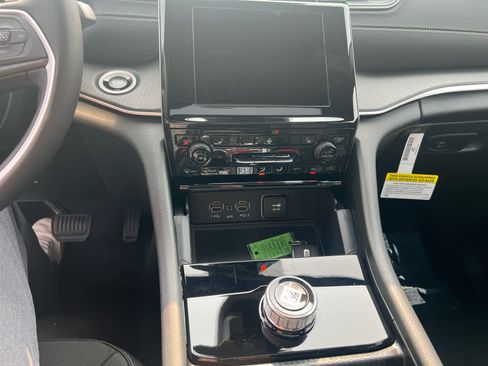 New 2025 Jeep Grand Cherokee Laredo w/ Luxury Tech Group I image 17