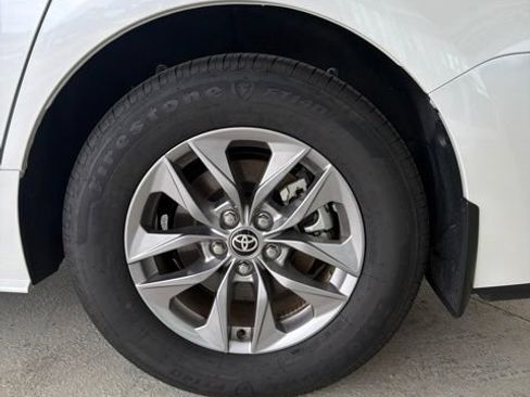 Used 2026 Toyota Sienna XLE AWD/4WD image 12