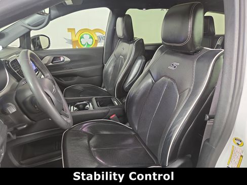 Used 2024 Chrysler Pacifica Premium FWD image 11