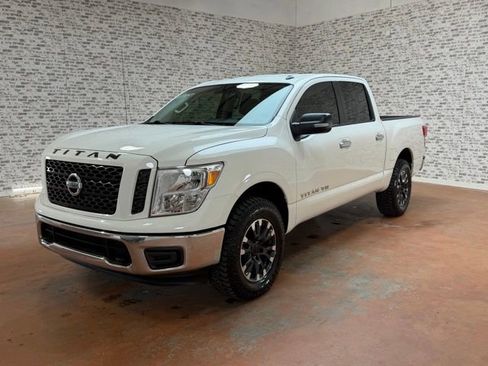 Used 2019 Nissan Titan SV image 3