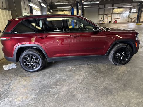 Used 2025 Jeep Grand Cherokee Altitude image 6