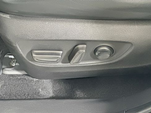 Used 2022 Toyota Highlander XLE FWD image 13