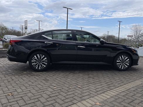 Used 2024 Nissan Altima 2.5 SV FWD image 6