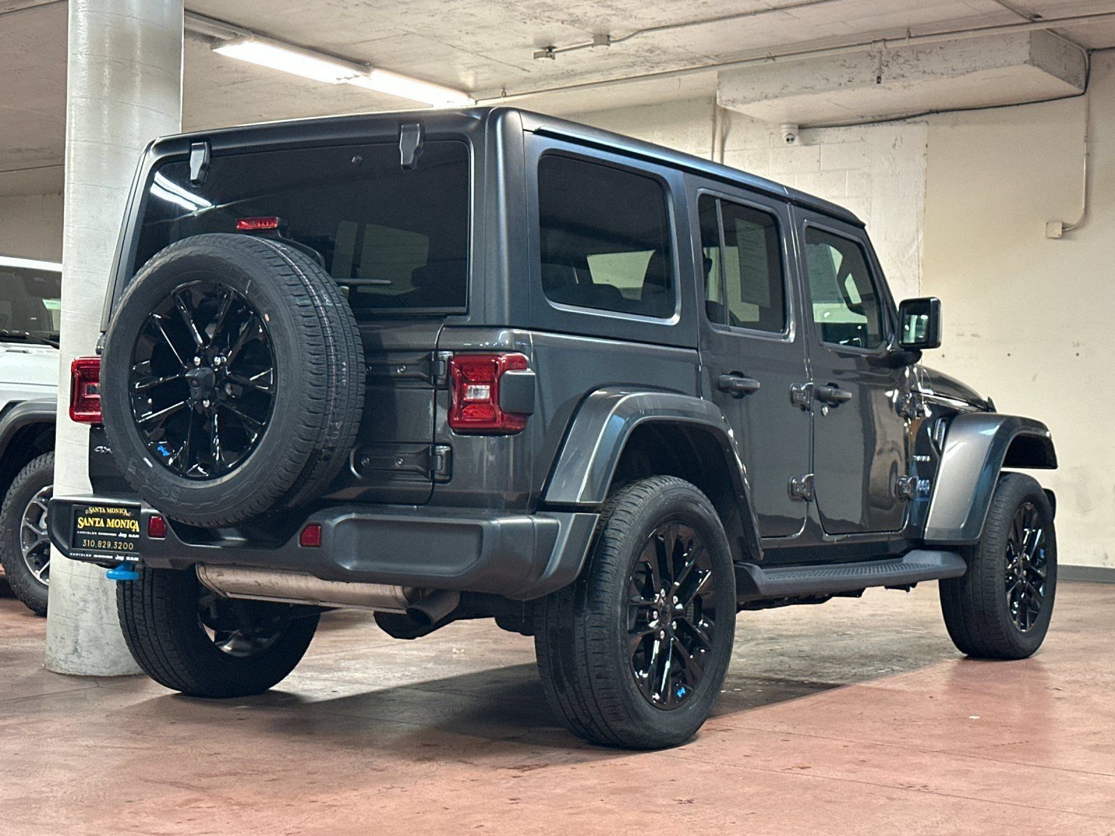 Used 2023 Jeep Wrangler Unlimited Sahara AWD/4WD image 5