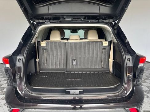 Used 2021 Toyota Highlander XLE AWD/4WD image 31