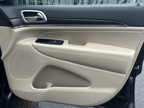 Used 2019 Jeep Grand Cherokee Limited image 19