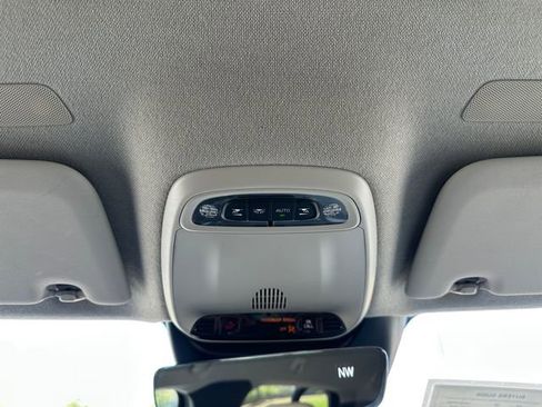 Used 2019 Volvo XC40 T4 Momentum image 27