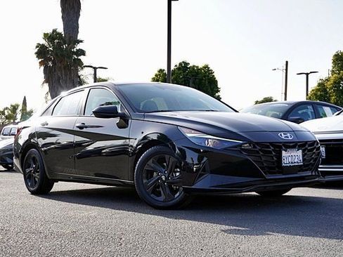 Used 2022 Hyundai Elantra SEL w/ Convenience Package FWD image 2