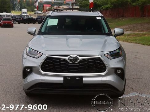 Used 2023 Toyota Highlander XLE FWD image 2