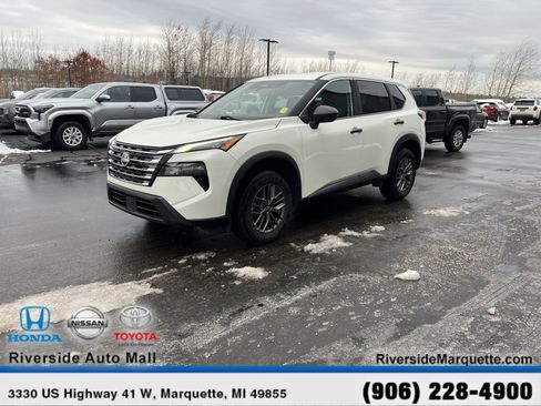 Used 2024 Nissan Rogue S image 3