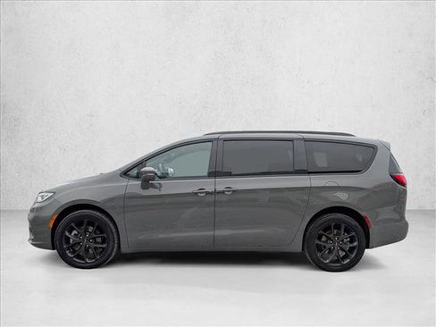 Used 2021 Chrysler Pacifica Limited w/ Uconnect Theater Family Group image 9