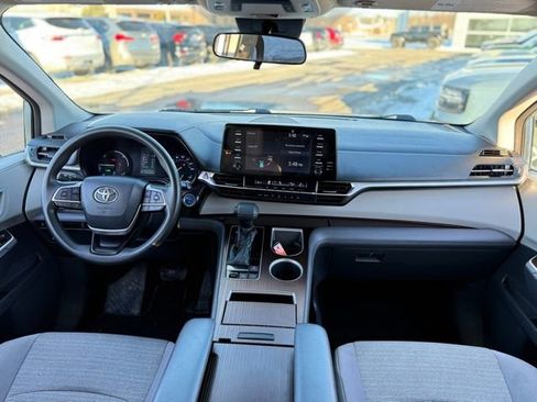 Used 2021 Toyota Sienna LE image 2
