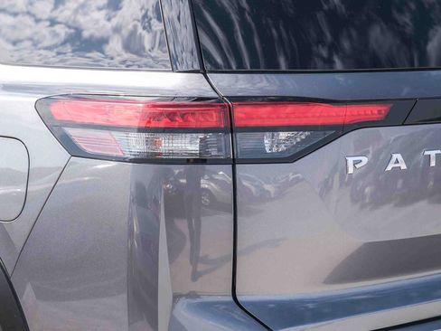 Used 2022 Nissan Pathfinder Platinum w/ Lighting Package (N92) FWD image 7