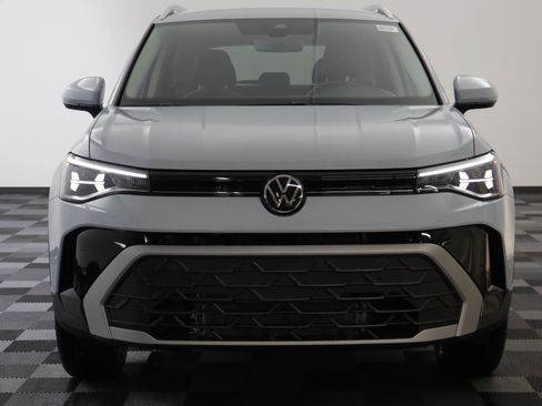 New 2026 Volkswagen Taos SE image 20