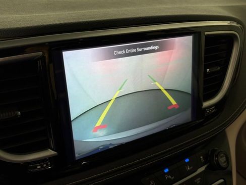 Used 2024 Chrysler Pacifica Limited image 29