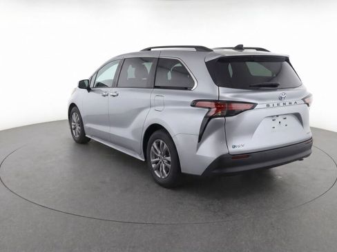 Used 2025 Toyota Sienna XLE FWD image 4