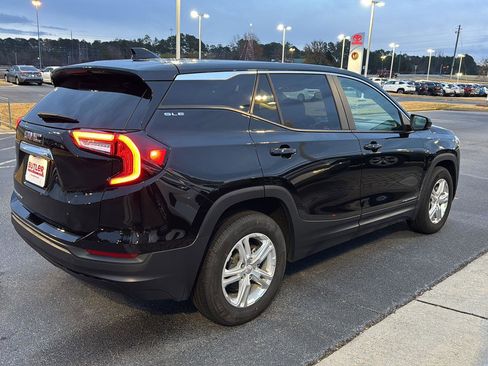 Used 2024 GMC Terrain SLE image 5