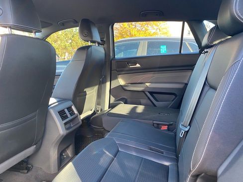 Used 2021 Volkswagen Atlas Cross Sport SE image 17