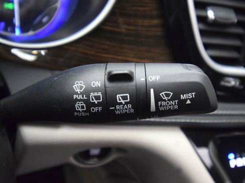 Used 2023 Chrysler Pacifica Limited FWD image 36