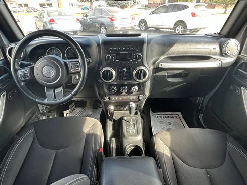 Used 2017 Jeep Wrangler Unlimited Rubicon w/ Cold Weather Group AWD/4WD image 10