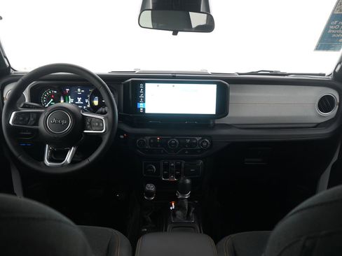 Used 2025 Jeep Wrangler Unlimited Sahara image 13