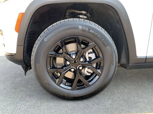 Used 2024 Jeep Grand Cherokee L Laredo image 11