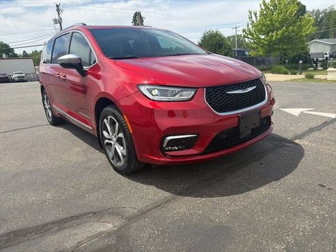 Used 2025 Chrysler Pacifica Pinnacle w/ Trailer Tow Group AWD/4WD image 7